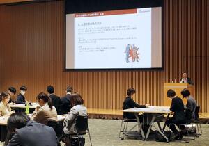 企業が取り組むべき社員のキャリア開発について講演する組織・人事戦略コンサルタントの麻野進さん=5月23日、新潟市中央区