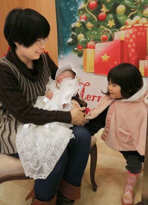 退院の日、待ちに待った長女との再会を喜ぶ関屋郁実さん。長女は小さな弟と初めて対面した=三条市