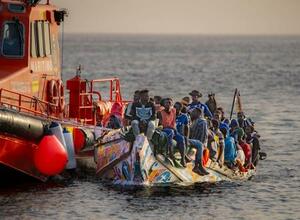 スペイン領カナリア諸島近海で救助された、木造船に乗る移民=2024年11月(ゲッティ=共同)
