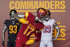 米NFLコマンダーズが、現チーム名への変更を発表した際に展示されたユニホーム=2022年2月、米メリーランド州ランドーバー(AP=共同)