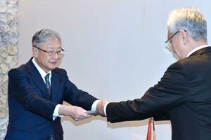 磯田達伸市長（右）に答申書を提出する大原興人・市総合計画策定委員長＝４日、アオーレ長岡