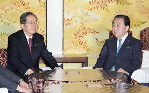 党首会談に臨む立憲民主党の野田代表（右）と公明党の斉藤代表。新党結成で合意した＝１５日、国会