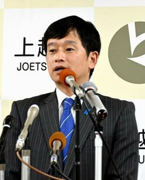 兵庫県三田市のコメを「まずい」とした自身の発言を記者会見で改めて謝罪する新潟県上越市の中川幹太市長=30日午後、上越市