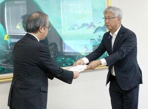 花角英世知事(左)に意見書を手渡す八木浩幸代表監査委員=10月9日、新潟県庁