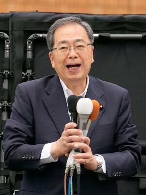 東京都議選が告示され、第一声を上げる公明党の斉藤鉄夫代表=13日午前、東京都調布市
