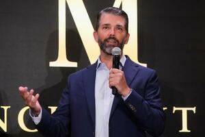 16日、ニューヨークで「トランプ・モバイル」を発表するトランプ米大統領の長男ジュニア氏(AP=共同)