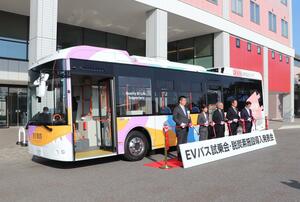 新潟医療福祉大が導入した電気自動車(EV)バス=7月3日、新潟市北区