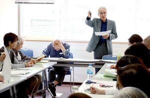 「新潟・満蒙開拓を学ぶ会」の立ち上げで参加者の質問に答える高橋健男さん=5月、新潟市中央区