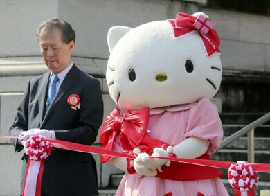 キティちゃん誕生50年♪ご当地版に浮世絵風…「カワイイ」の原点がここ
