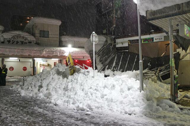 積雪の重みにより崩落した繁華街のアーケード＝２月２日、長岡市殿町３