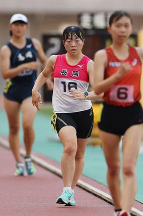 女子５０００メートル競歩で３位に入った近藤千晴（長岡）＝６月１４日、デンカビッグスワン