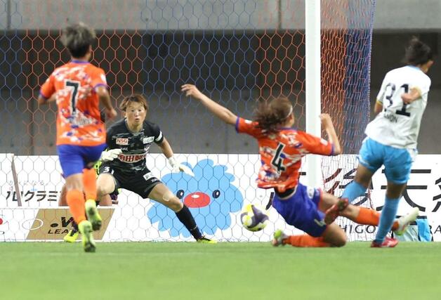 後半、マイナビ仙台のＦＷ津田愛乃音にシュートを決められ先制を許す＝ビッグスワン