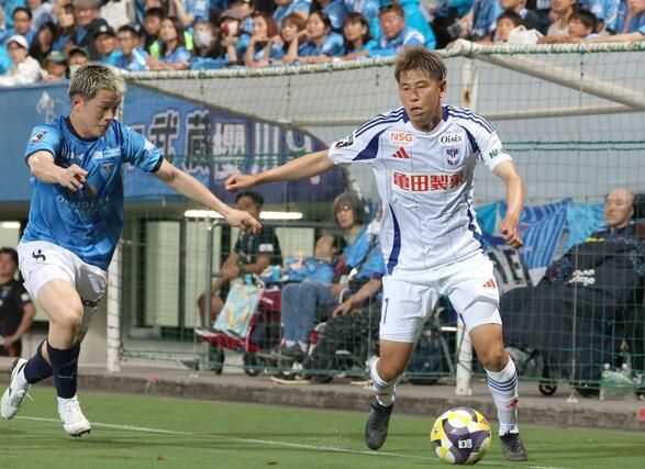 前半、左サイドから切り込む新潟の谷口海斗＝ニッパツ三ツ沢球技場