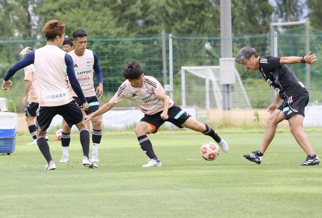 天皇杯３回戦東洋大戦に向けて調整するＪ１アルビレックス新潟の選手たち＝７月１５日午前、聖籠町東港５の新潟聖籠スポーツセンターアルビレッジ