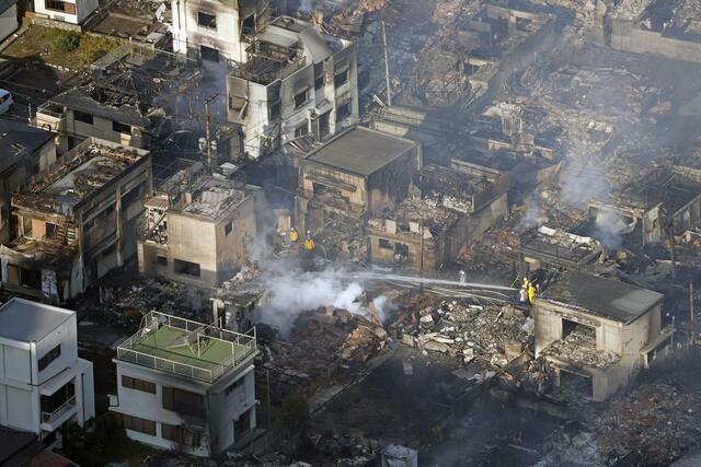 消火活動が続く大分市佐賀関の大規模火災現場＝１９日午前８時半過ぎ