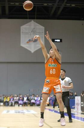 新潟－立川　第１クオーター、佐藤友が３点シュートを決め１０－７＝アオーレ長岡