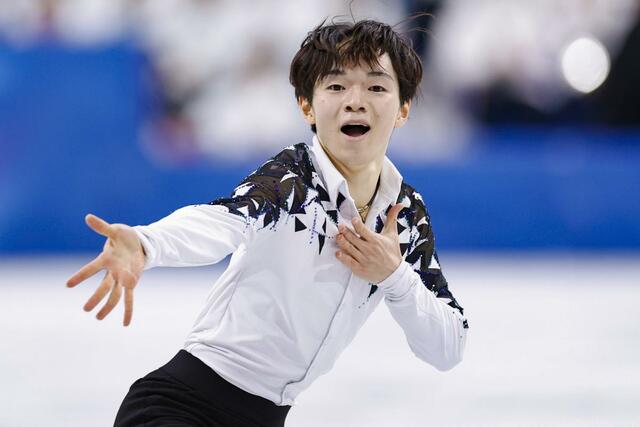 団体男子ＳＰ　演技する鍵山優真＝ミラノ（共同）