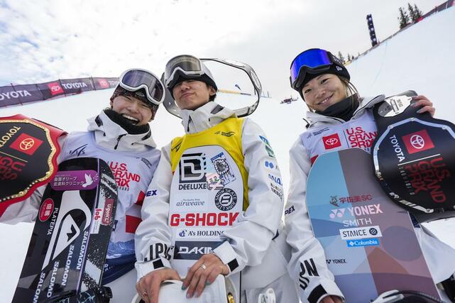 スノーボードＷ杯ハーフパイプ第２戦で写真に納まる（左から）男子優勝の山田琉聖、同２位の戸塚優斗、女子２位の冨田せな＝コッパーマウンテン（共同）