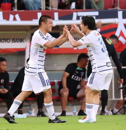 前半、先制ゴールを決め喜ぶMF小見洋太(左)=カシマスタジアム