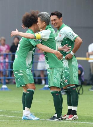 Ｊ２・Ｊ３東Ｂ組－Ｊ２・Ｊ３西Ａ組　三浦知良（福島）と槙野智章監督（右奥）が途中出場して会場を盛りげたＥＡＳＴ－Ｂ＝ＭＵＦＧ国立