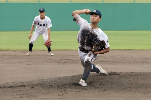 巻の２番手で登板した小杉倫太郎＝７月１７日、柏崎市佐藤池