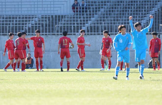 新潟明訓-阪南大高 前半、先制点を許し集まる新潟明訓の選手たち=NACK5