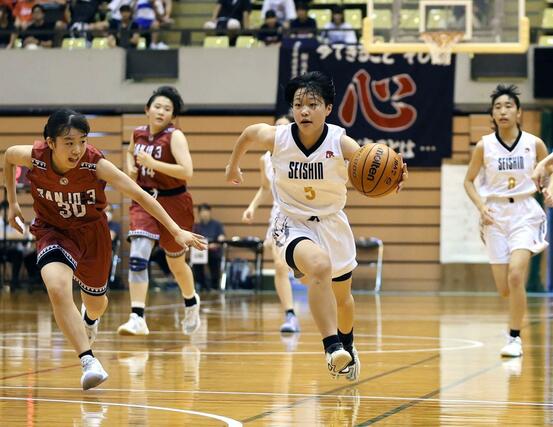 バスケ決勝 新潟清心女-三条三 鋭いドライブを連発し、得点を量産した新潟清心女の星野聖蘭=7月13日、リージョンプラザ上越