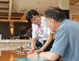 フロントスタッフとして笑顔で応対するティンティンチィーさん=佐渡市相川大浦