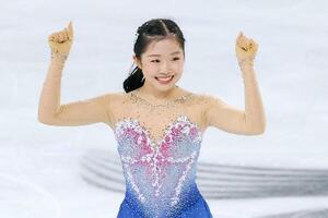女子フリーの演技を終え、ガッツポーズする中井亜美。グランプリシリーズ初出場優勝を果たした=アンジェ(共同)
