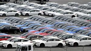 横浜港で船積みを待つ自動車=4月、横浜市