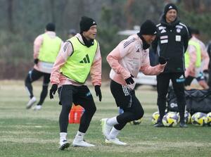 G大阪戦に向け、練習するアルビレックス新潟のMF宮本英治(手前左)ら=3月28日、聖籠町
