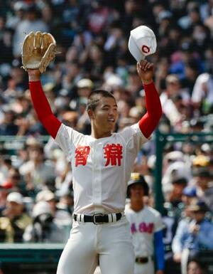　花咲徳栄を破り、喜ぶ智弁学園・杉本＝甲子園