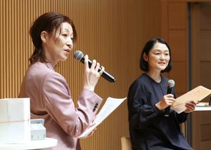 来場者の悩みや質問に軽妙な掛け合いで答える越乃リュウさん（左）と遠藤麻理さん＝５日、新潟市中央区