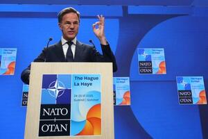 オランダで開催されたNATO首脳会議で記者会見するルッテ事務総長=23日、ハーグ(ロイター=共同)