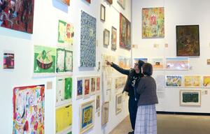 絵本の原画など色彩豊かな作品が並ぶ、荒井良二さんの企画展=30日、新潟市秋葉区蒲ケ沢
