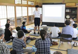 市民を対象に開かれている防災キャラバン出前講座=五泉市中川新