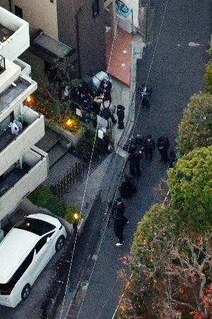 　女性が刺されたマンションの現場周辺＝２９日午後４時２７分、東京都新宿区（共同通信社ヘリから）