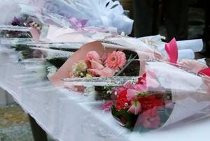 受験生の死亡事故から1年となり、現場付近の献花台に手向けられた花束=22日午前、福島県郡山市