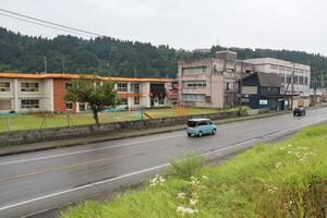 交流拠点施設の建設予定地。東川口保育園(左)、川口文化会館(中央)を解体し、奥の川口コミュニティセンターは改修する=長岡市東川口