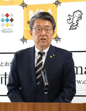 記者会見で「骨格予算」として編成した新年度予算案を発表する関口芳史市長=2月18日、十日町市役所