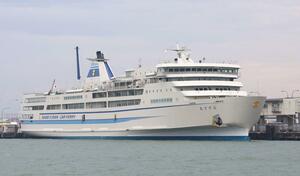 新造船への切り替えが予定される佐渡汽船の「おけさ丸」＝３月３１日、新潟市中央区