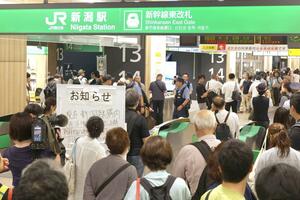 上越新幹線の運転見合わせで改札付近にあふれた人たち=29日午後3時ごろ、JR新潟駅