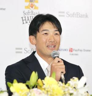 横浜からトレードでソフトバンクに入団し、記者会見する山本祐=13日、みずほペイペイドーム