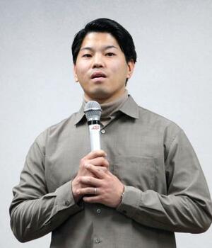 　旧統一教会の清算手続きの影響について話す今中誠真さん＝２６日午後、東京都千代田区