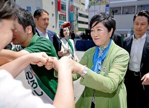 街頭で東京都議選候補者の支持を訴える都民ファーストの会特別顧問の小池都知事=21日、東京都三鷹市