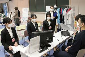 看護職を目指す学生らが参加した「看護職就職応援ガイダンス」=20日、上越市新南町
