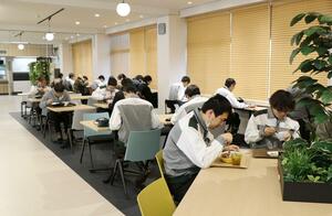 職場環境の改善などを目的にリニューアルした日本精機本社の社員食堂=長岡市
