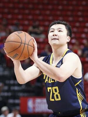 フリースローをする富永啓生=ラスベガス(NBAE・ゲッティ=共同