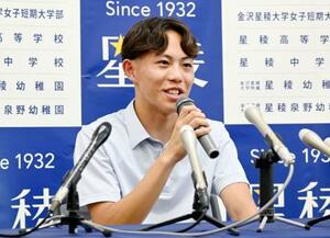 記者会見する石川・星稜高の清水空跳=8日午後、金沢市