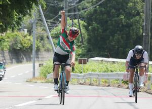 自転車男子個人ロードレース 接戦を制し、右手を突き上げる水谷悠平(左・吉田)=弥彦村